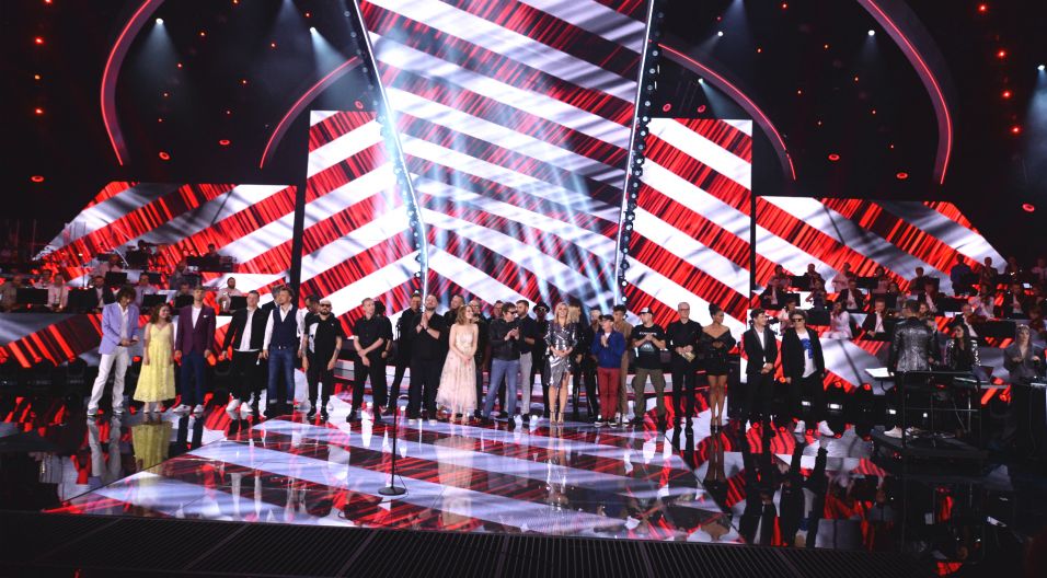 Do muzyka dołączyli na scenie wszyscy występujący w koncercie artyści, żegnając się z opolską publicznością (fot. J. Bogacz/TVP)