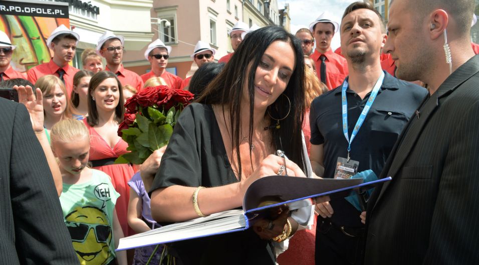 Po odsłonięciu gwiazdy, dziennikarze i fani nie odstępowali artystki na krok (fot. I. Sobieszczuk/TVP)