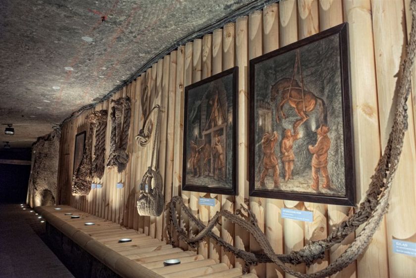 01_Fragment stałej ekspozycji Muzeum Żup Krakowskich Wieliczka z obrazami Alfonsa Długosza, fot. B. Papież