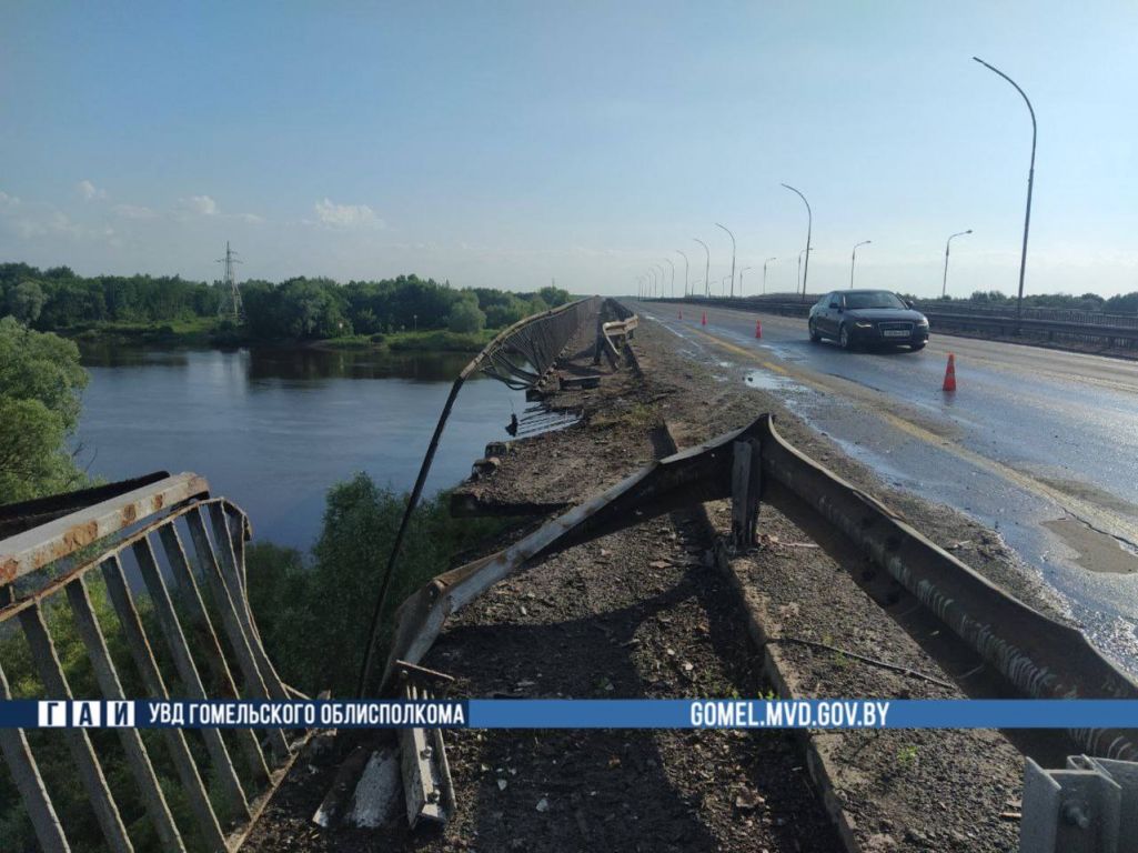 ДТЗ у Рэчыцкім раёне: бензавоз упаў з маста ў Днепр. (Фота: uvdgomel/ Telegram)