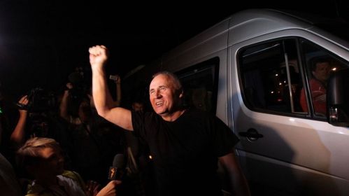 Мікола Статкевіч па вызваленні ў 2015 годзе. За кратамі ён правёў агулам больш за 10 гадоў. Фота: Tut.by
