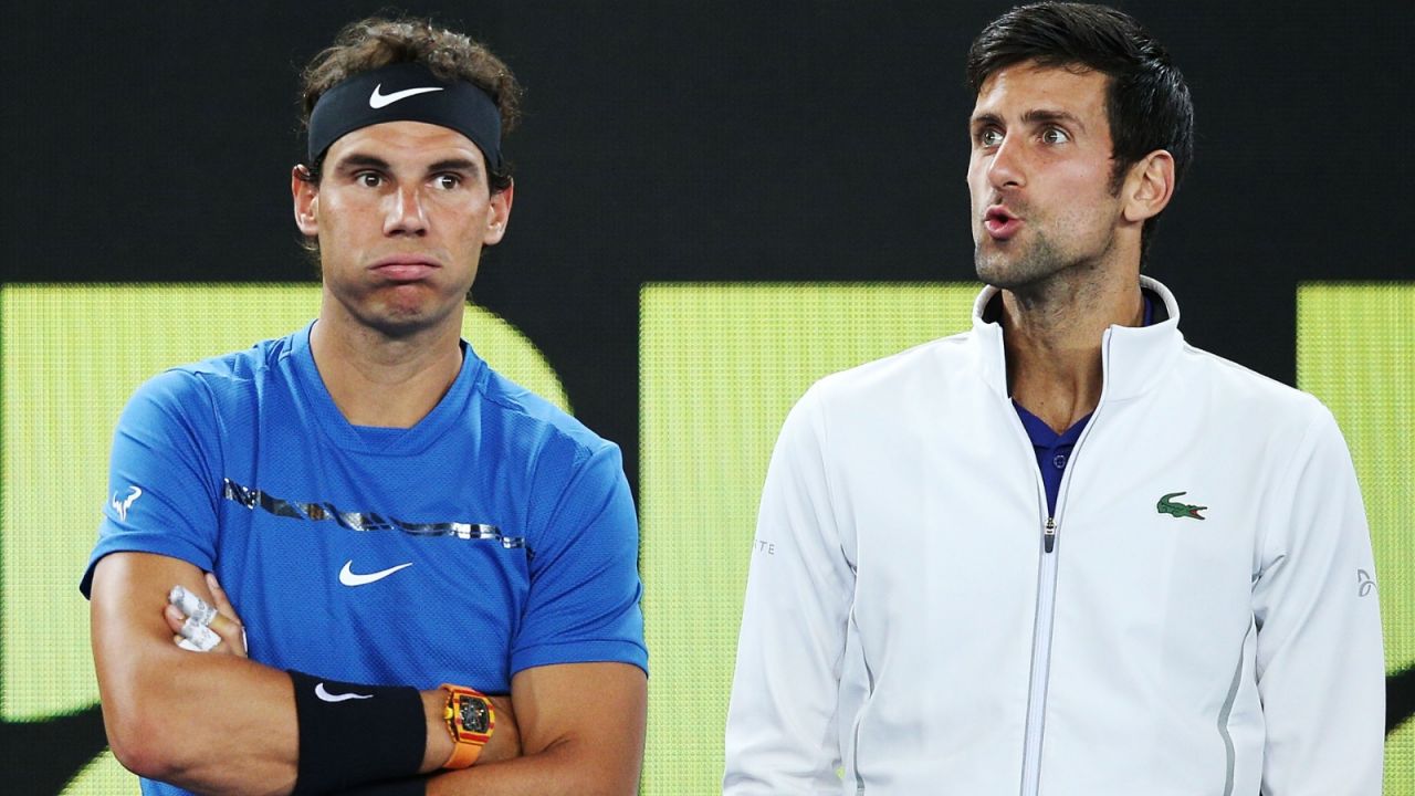 Novak Djoković (z prawej) nie wie, czy zaszczepi się przeciwko COVID-19 (fot. Getty).