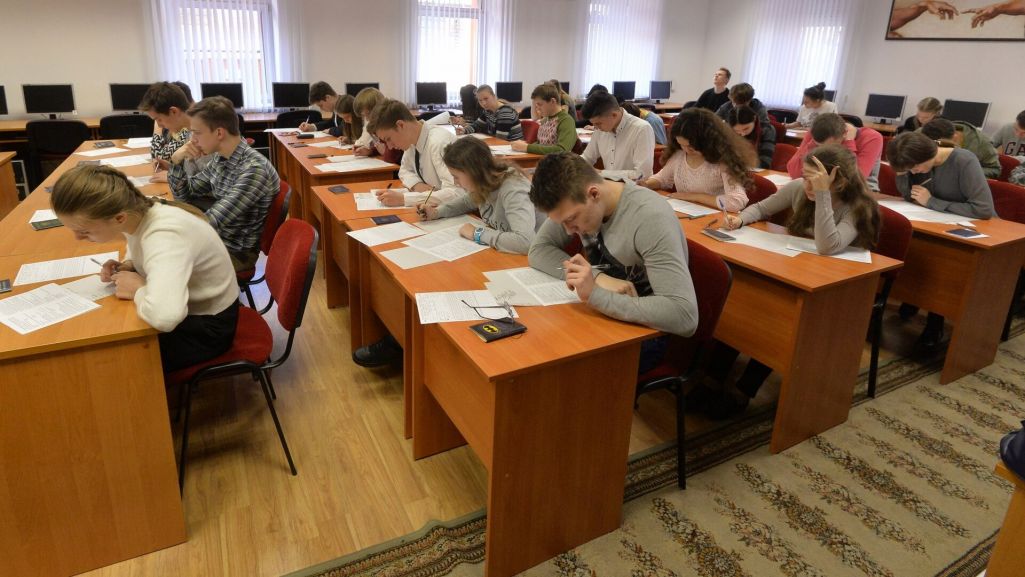 Беларускія вучні пішуць цэнтралізаваны экзамен. Крыніца: gorod214.by