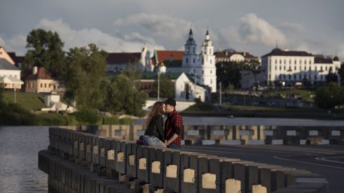 Пара обнимается у реки Свислочь на закате солнца в Минске, Беларусь. 4 июля 2017 года. Фото: Дэн Китвуд / Getty Images
