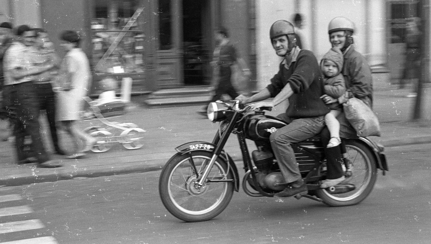 Rok 1969 Włocławek. Motocykle były traktowane jako środek transportu dla całej rodziny. Fot. Sławek Biegański / Forum 