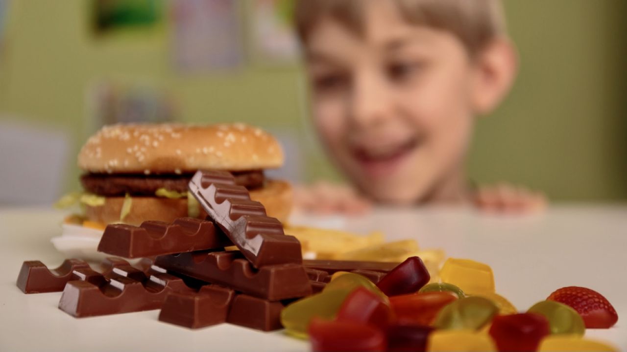 Dzieci poniżej 10. roku życia spożywają aż 95 g cukru dziennie (fot. Shutterstock/Photographee.eu)