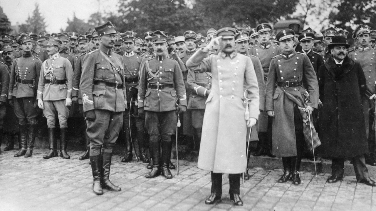 Józef Piłsudski w otoczeniu oficerów wojsk wielkopolskich odbiera defiladę na obecnym placu Mickiewicza; październik 1919 r. (fot. NAC) Józef Piłsudski w otoczeniu oficerów wojsk wielkopolskich odbiera defiladę na obecnym placu Mickiewicza; październik 1919 r. (fot. NAC)
