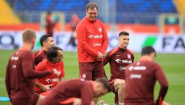 Jan Urban w czerwonym dresie reprezentacji Polski. Selekcjoner biało-czerwonych ogłosił listę powołanych zawodników na mecze z Nową Zelandią w Chorzowie oraz z Litwą w Kownie w ramach eliminacji mistrzostw świata w 2026 roku. W zespole znaleźli się m.in. Bartosz Slicz czy Krzysztof Piątek