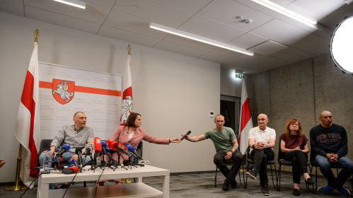 Прэтэндэнт на ўдзел у выбарах 2020 года і былы палітвязень Сяргей Ціханоўскі і ягоная жонка, лідарка дэмакратычных сілаў Святлана Ціханоўская падчас прэс-канферэнцыі з удзелам шасці палітвязняў, вызваленых 21 чэрвеня. Вільня, Літва. 22 чэрвеня 2025. Фота: Белсат