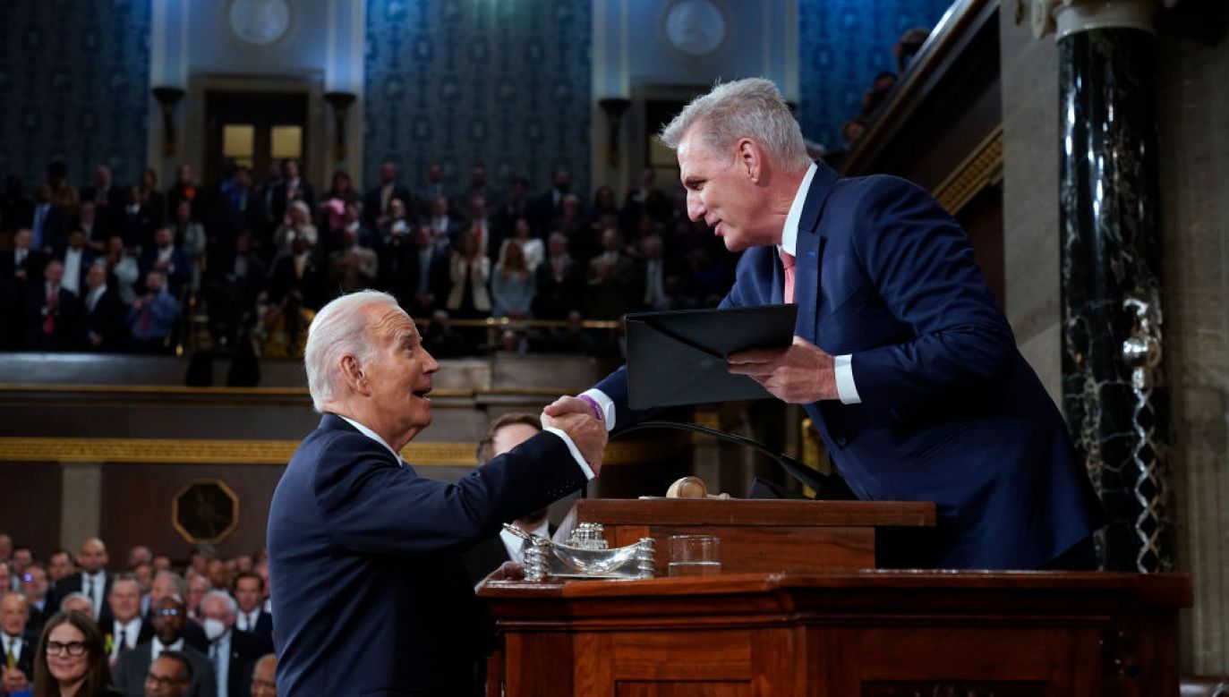 Joe Biden i Kevin McCarthy „uratowali” USA przed bankructwem. (Fot. Jacquelyn Martin-Pool/Getty Images)