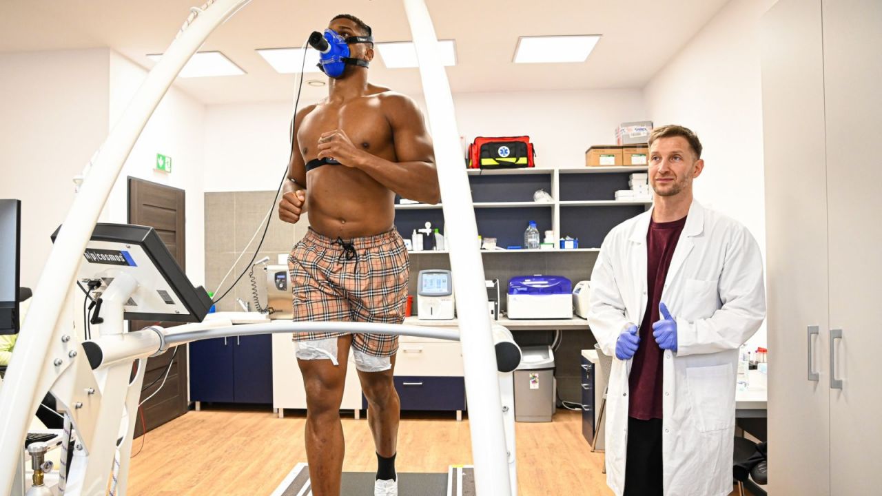 Anthony Joshua, były mistrz świata w wadze ciężkiej, przyleciał do Katowic, by wziąć udział w badaniach naukowych dr. hab. Jakuba Chyckiego na Akademii Wychowania Fizycznego, dotyczących łagodnych pourazowych uszkodzeń mózgu w sportach walki (fot. Akademia Wychowania Fizycznego im. Jerzego Kukuczki w Katowicach)