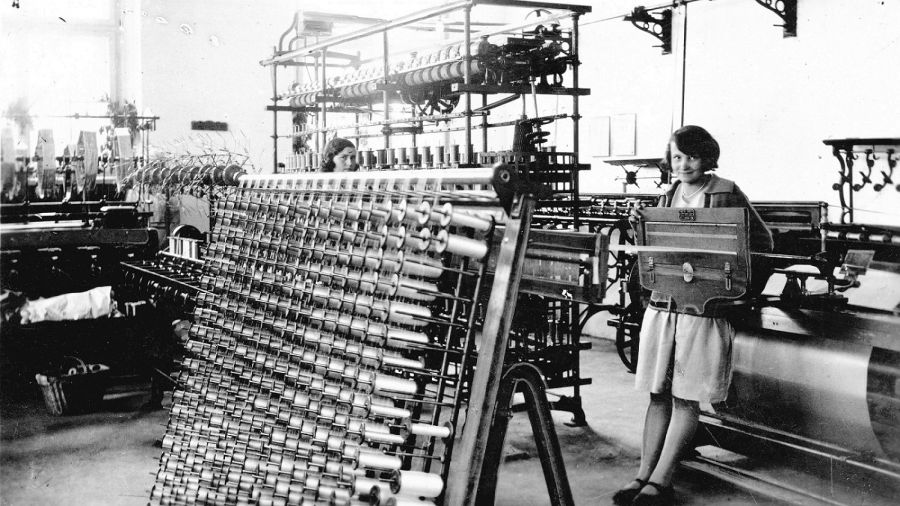 Centralna Doświadczalna Stacja Jedwabnicza, lata 20./30. XX wieku. Wnętrze tkalni materiałów z jedwabiu. Fot. NAC/IKC, syg. 1-G-2659-3