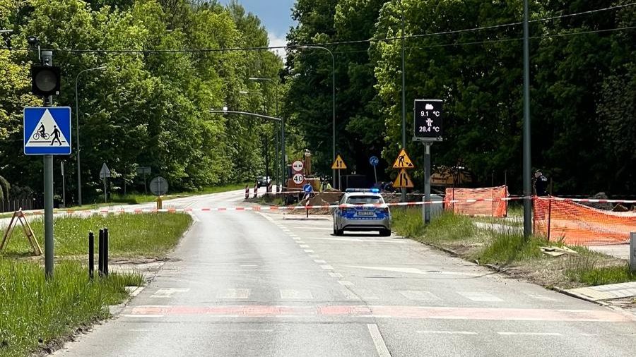 Ze względów bezpieczeństwa policja zamknęła jeden pas ruchu w kierunku Kobióra. Fot. Śląska Policja