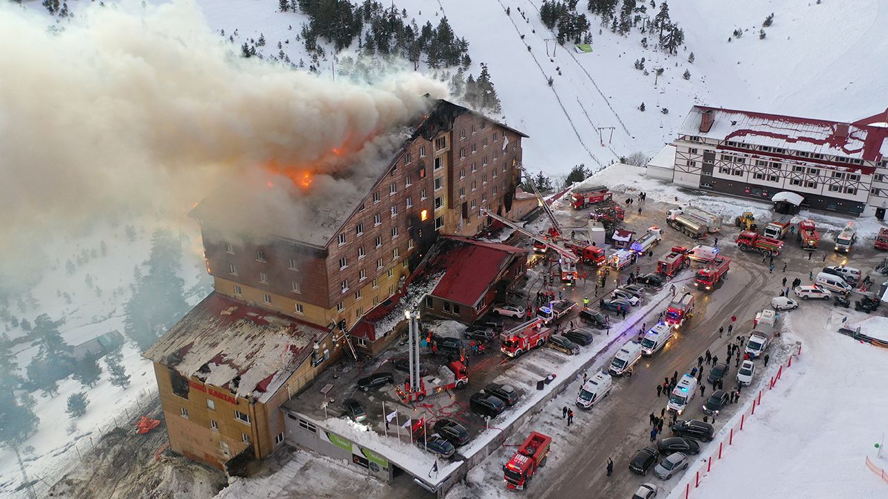 Strażacy gaszą pożar w hotelu