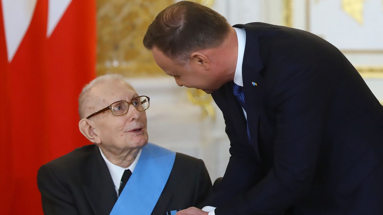 Prezydent Andrzej Duda odznaczył stuletniego Władysława Siemaszkę Orderem Orła Białego (fot. PAP/Rafał Guz) Prezydent Andrzej Duda odznaczył stuletniego Władysława Siemaszkę Orderem Orła Białego (fot. PAP/Rafał Guz)