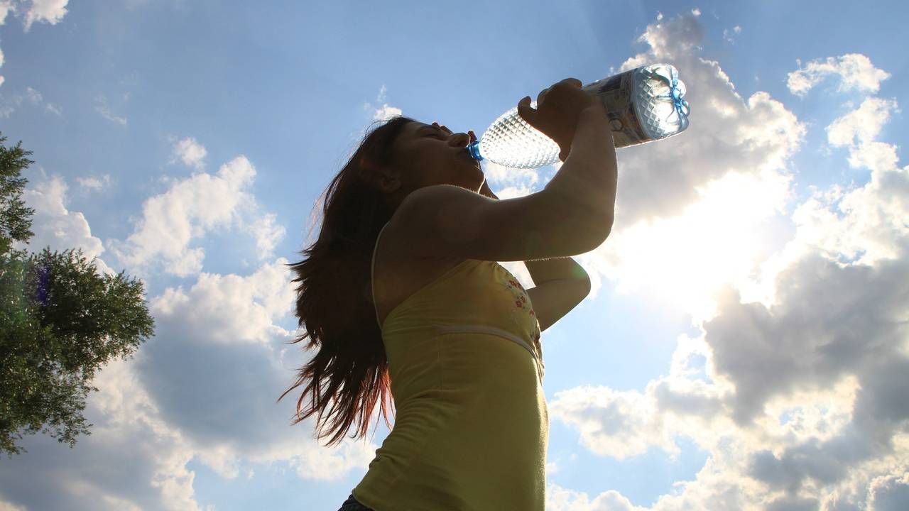 W gorące dni powinniśmy wypijać minimum 3 litry wody (fot. Pixabay)