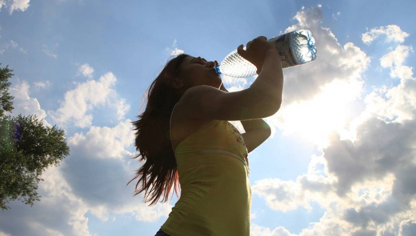 W gorące dni powinniśmy wypijać minimum 3 litry wody (fot. Pixabay)