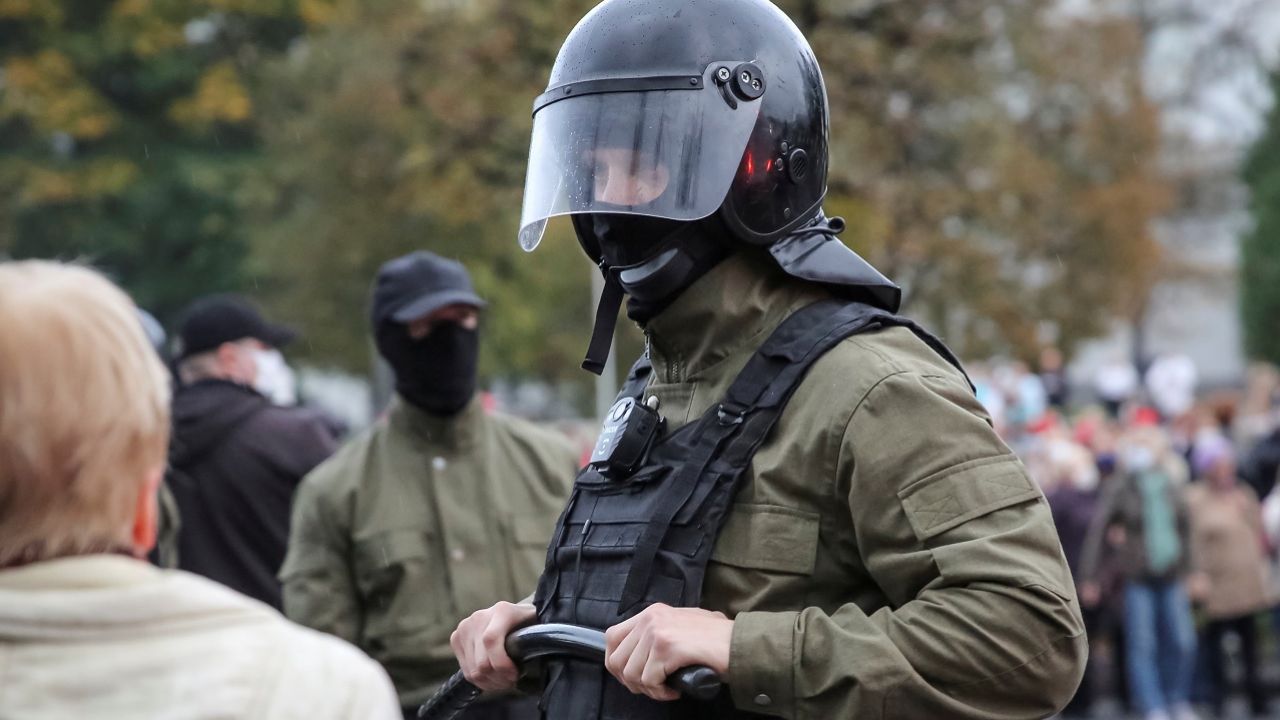 Przyczyną decyzji opozycjonisty były groźby ze strony KGB (fot. Reuters/Stringer) Przyczyną decyzji opozycjonisty były groźby ze strony KGB (fot. Reuters/Stringer)