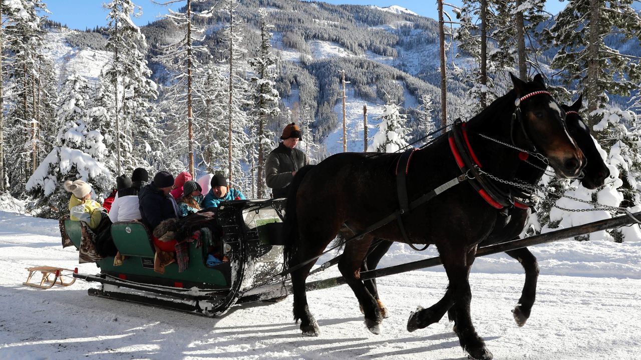 Każdego roku Morskie Oko odwiedza ponad milion osób (fot. PAP/Grzegorz Momot) Każdego roku Morskie Oko odwiedza ponad milion osób (fot. PAP/Grzegorz Momot)