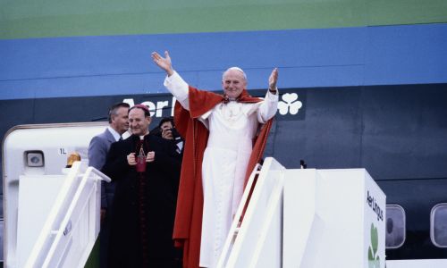 Po nim pojawił się Jan Paweł II i to on był i do tej pory jest absolutnym rekordzistą, jeśli chodzi o wędrowanie wzdłuż i wszerz całego globu. Nasz papież odbył aż 104 pielgrzymki zagraniczne oraz prawie 150 podróży po samych Włoszech. Na zdjęciu Jan Paweł II przylatujący samolotem Aer Lingus wita tłum na lotnisku Shannon w Irlandii, wrzesień-październik 1979 roku. Fot. Tim Graham/Corbis via Getty Images