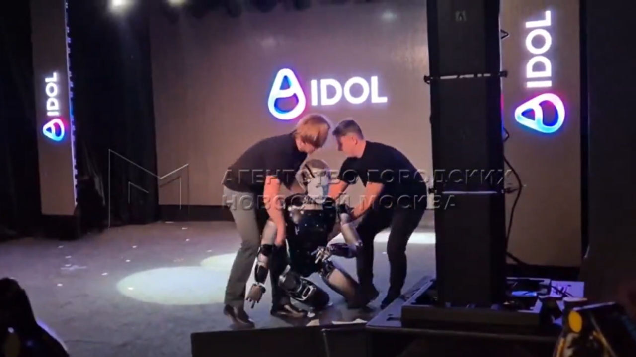 Russia’s AI robot falls over seconds into debut
