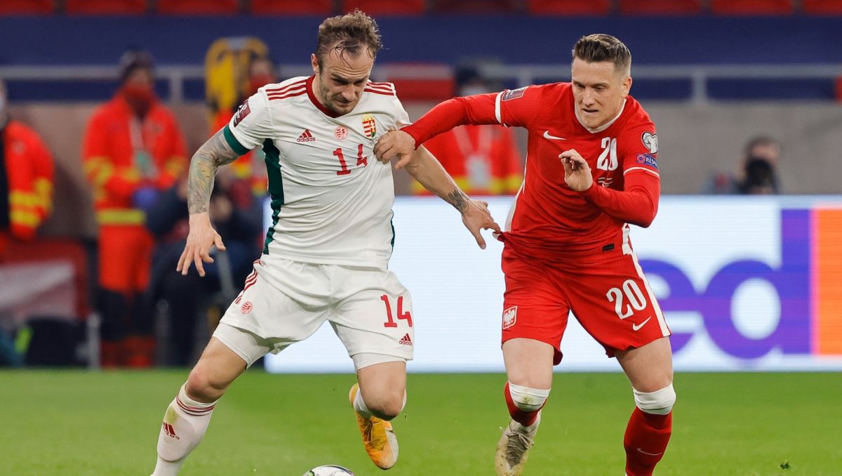 Gergo Lovrencsics walczy z Piotrem Zielińskim (fot. Getty).