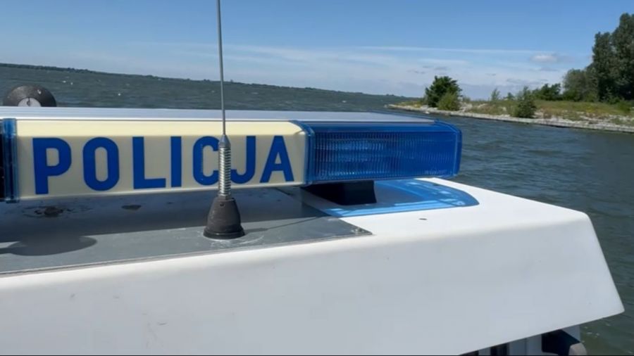 Akcja ratunkowa na Jeziorsku. Żaglówka przewrócona przez silny wiatr/Fot. Policja
