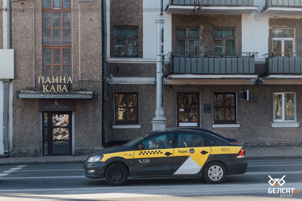 Таксі ў Менску, Беларусь. 9 сакавіка 2021 года. (Фота: Белсат)