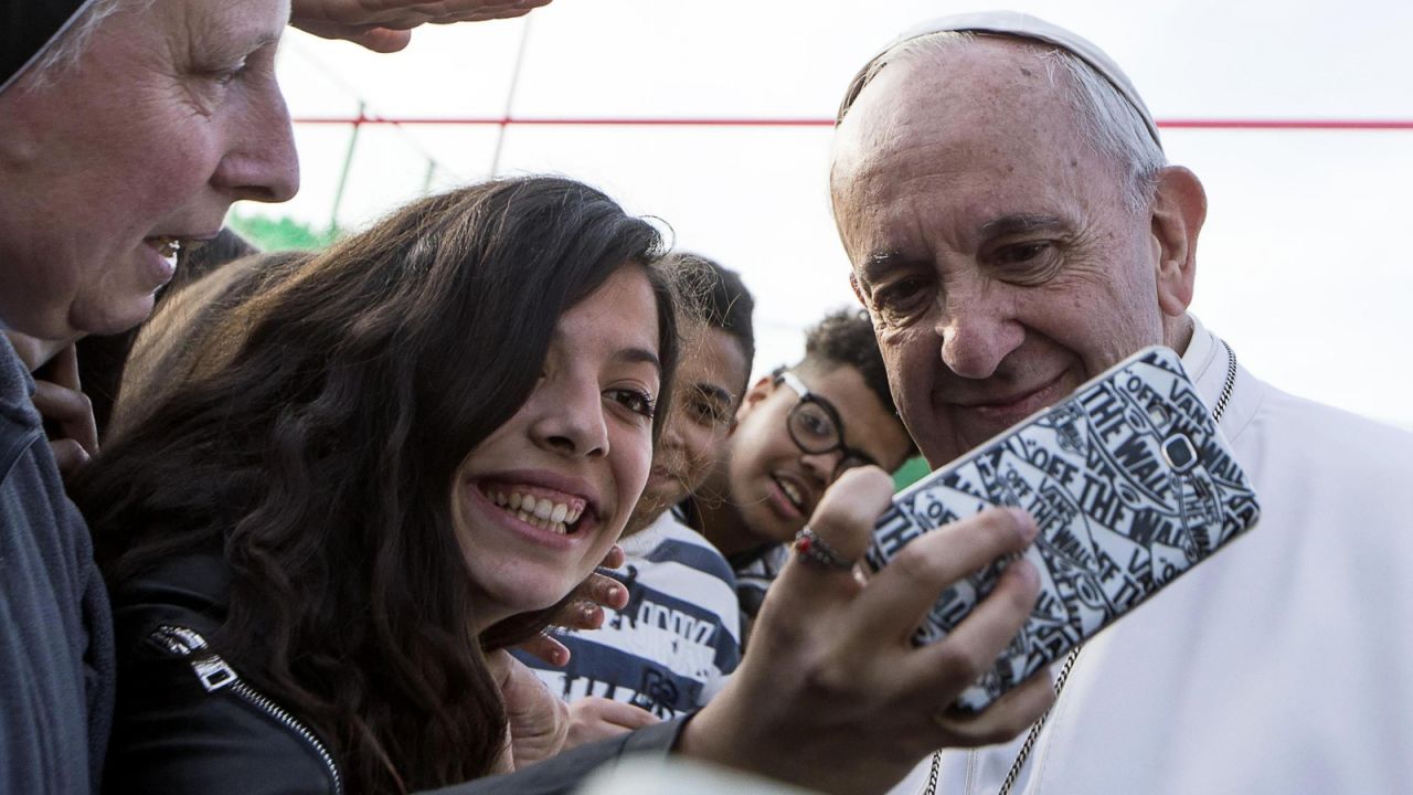Papież Franciszek jest uwielbiany przez wiernych (fot. PAP/EPA/ANGELO CARCONI)