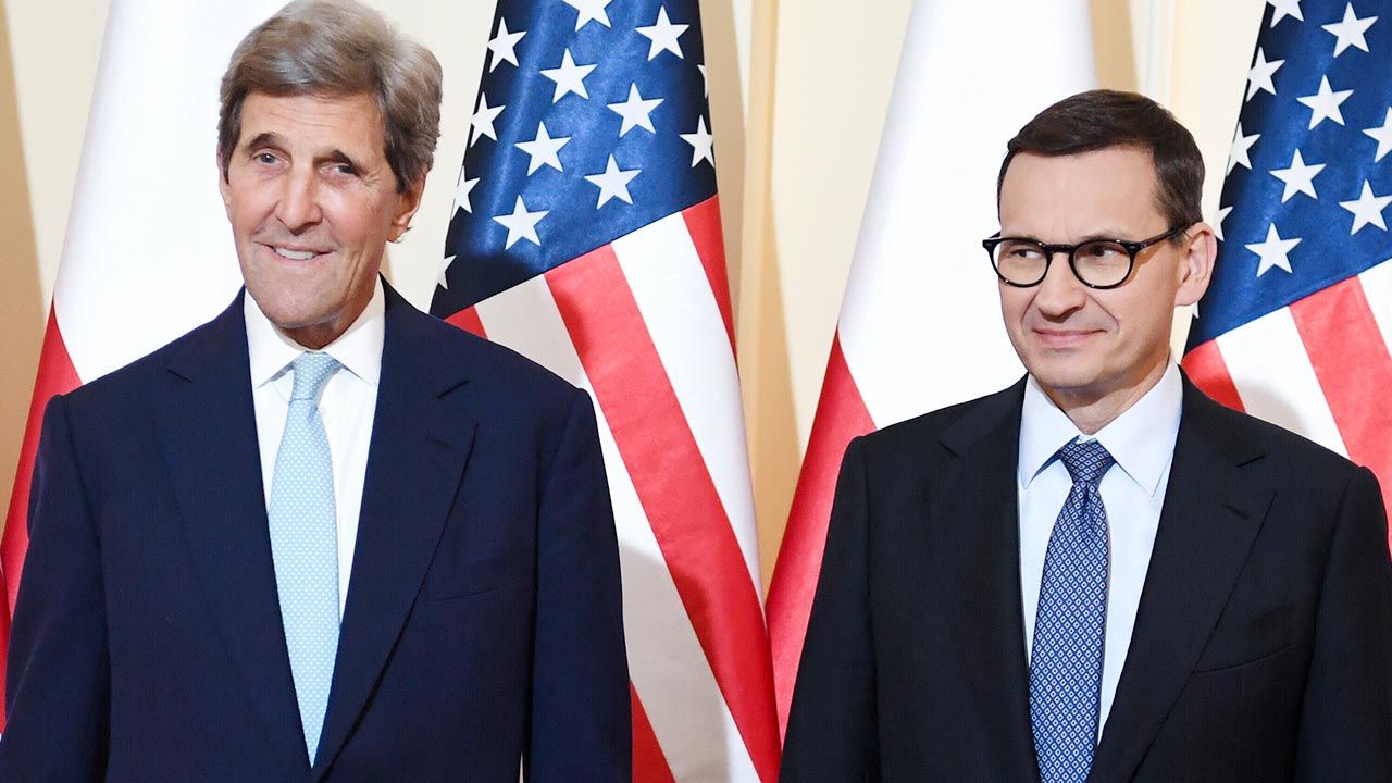 Kerry en reunión con Morawiecki: Su nación merece agradecimiento por la generosidad mostrada a los refugiados de Ucrania