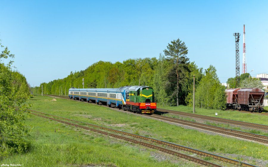 Дызель-цягнік № 6474 Калінкавічы – Гомель. ДР1Б-506 з цеплавозам ЧМЭ3-2815. Станцыя Цэнтраліт, Гомельская вобласць. 1 траўня 2024 года. (Фота: Андрэй Каленчыкаў / railgallery.ru)