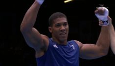 Anthony Joshua ze złotem IO w Londynie (fot. TVP)