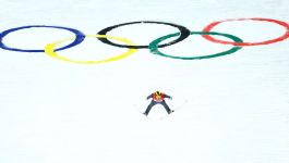 Jewgienij Dmitrijewicz Klimow podczas igrzysk olimpijskich (fot. Getty Images) Skoczek narciarski w locie podczas zawodów na śnieżnym zeskoku, nad którym widnieją olimpijskie pierścienie, symbol igrzysk, do których Międzynarodowa Federacja Narciarska i Snowboardowa dopuściła zawodników z Rosji i Białorusi pod neutralną flagą.