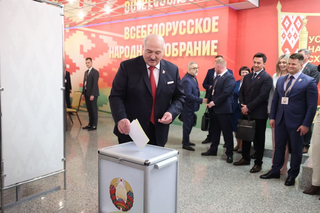 Аляксандр Лукашэнка галасуе за кіраўніцтва «Усебеларускага сходу» (Фота: president.gov.by)