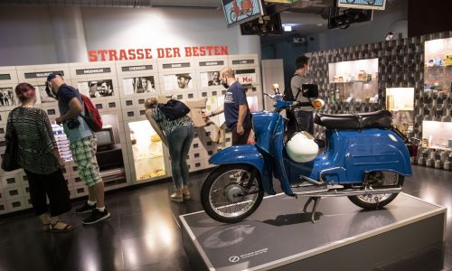 Kultowy motocykl Schwalbe na wystawie przypominającej życie codzienne Niemieckiej Republiki Demokratycznej. Wystawa została zotganizowana z okazji 30. rocznicy zjednoczenia Niemiec w berlińskim Muzeum NRD. Fot. Maja Hitij/Getty Images