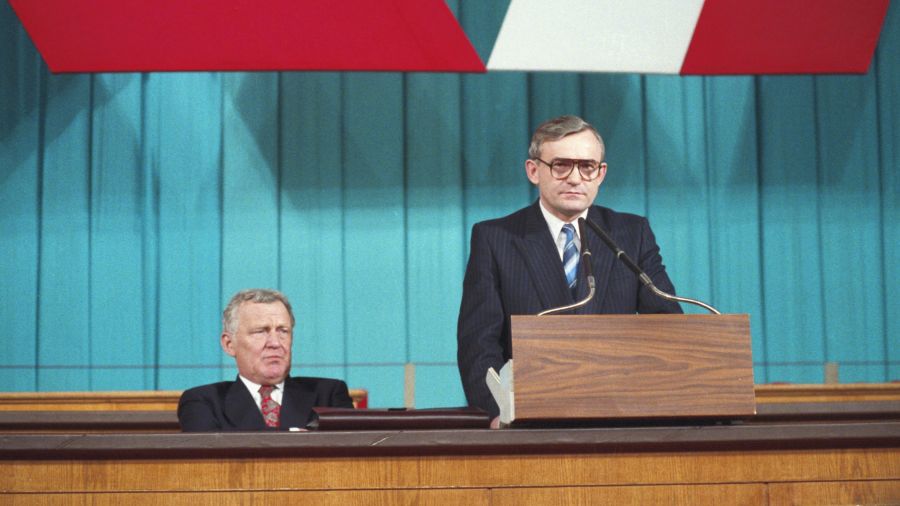 27 stycznia 1990, XI Zjazd Polskiej Zjednoczonej Partii Robotniczej w Sali Kongresowej Pałacu Kultury i Nauki. Przemawia przewodniczący zjazdu, sekretarz Komitetu Centralnego PZPR Leszek Miller. Z lewej I sekretarz Komitetu Centralnego PZPR Mieczysław Rakowski. Fot. PAP/Grzegorz Roginski