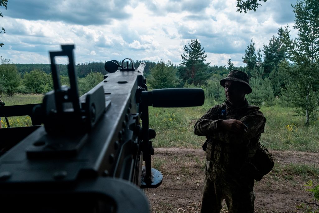 Здымак мае ілюстрацыйны характар. Вайскоўцы СПА ўкраінскай арміі аглядаюць неба ў пошуках расейскіх беспілотнікаў з кулямётам «Браўнінг» у Харкаўскай вобласці, Украіна. 24 чэрвеня 2024 года. (Фота: Pablo Miranzo / Anadolu Press / Abaca Press / Forum)