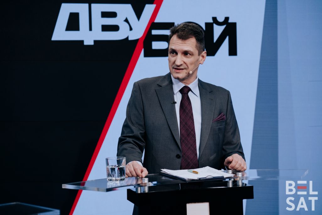 Палітычны аглядальнік Віталь Цыганкоў падчас праграмы «Двубой» у варшаўскай студыі «Белсату», Польшча. 24 студзень 2023 года. (Фота: Саша Альтэр / Белсат)