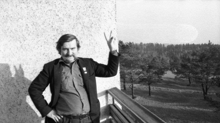 Arłamów, 15.11.1982. Lech Wałęsa w dniu zwolnienia z internowania w ośrodku wypoczynkowym Urzędu Rady Ministrów w Arłamowie, zbudowanym na terenie 11 wsi, zwanym państwem arłamowskim, o kryptonimie W-2. Było to ulubione miejsce premiera Piotra Jaroszewicza, potem Edward Gierek zapraszał tu na polowania komunistycznych dygnitarzy (m.in. Leonida Breżniewa, Ericha Honeckera). Wałęsę przebywał tam od maja 1982 r., wcześniej był w ośrodkach rządowych w Chylicach i Otwocku Wielkim. Fot. PAP/Ireneusz Radkiewicz