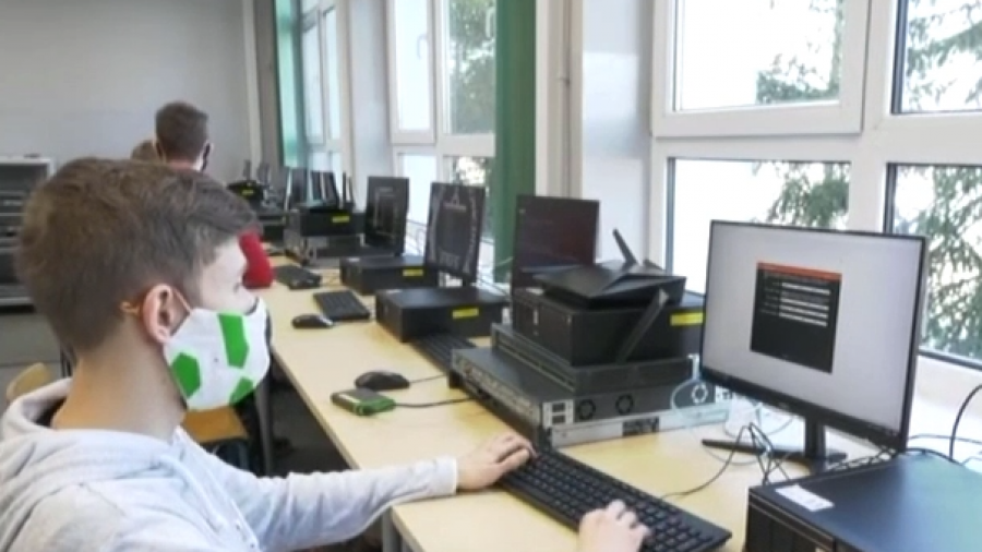 Częściowe nauczanie stacjonarne w Pile