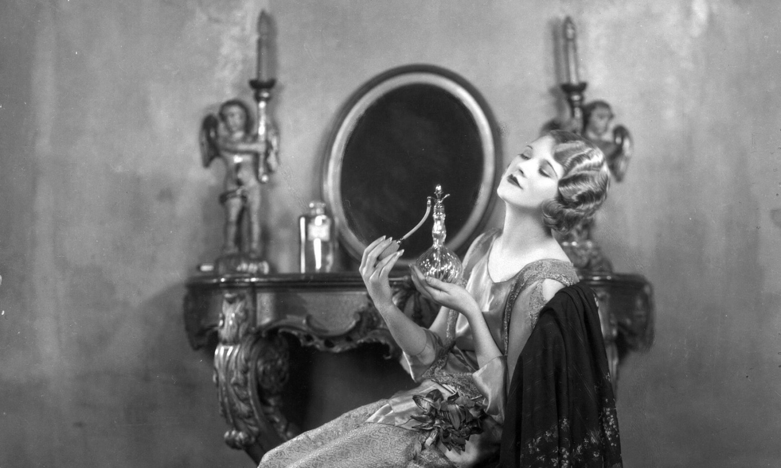 Aktorka Thalia Barbarova perfumuje się przy swojej toaletce, 1 października 1925. Fot. Sasha/Hulton Archive/Getty Images