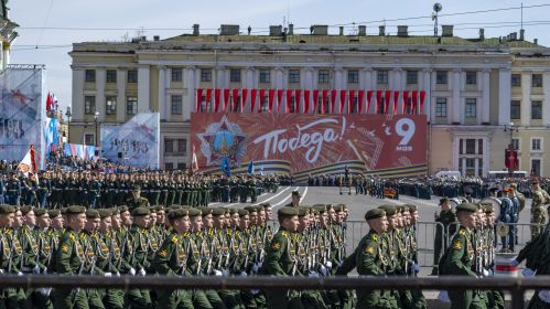 Салдаты маршыруюць падчас вайсковага параду ў гонар 78-ай гадавіны Дня перамогі на Чырвонай плошчы ў Маскве