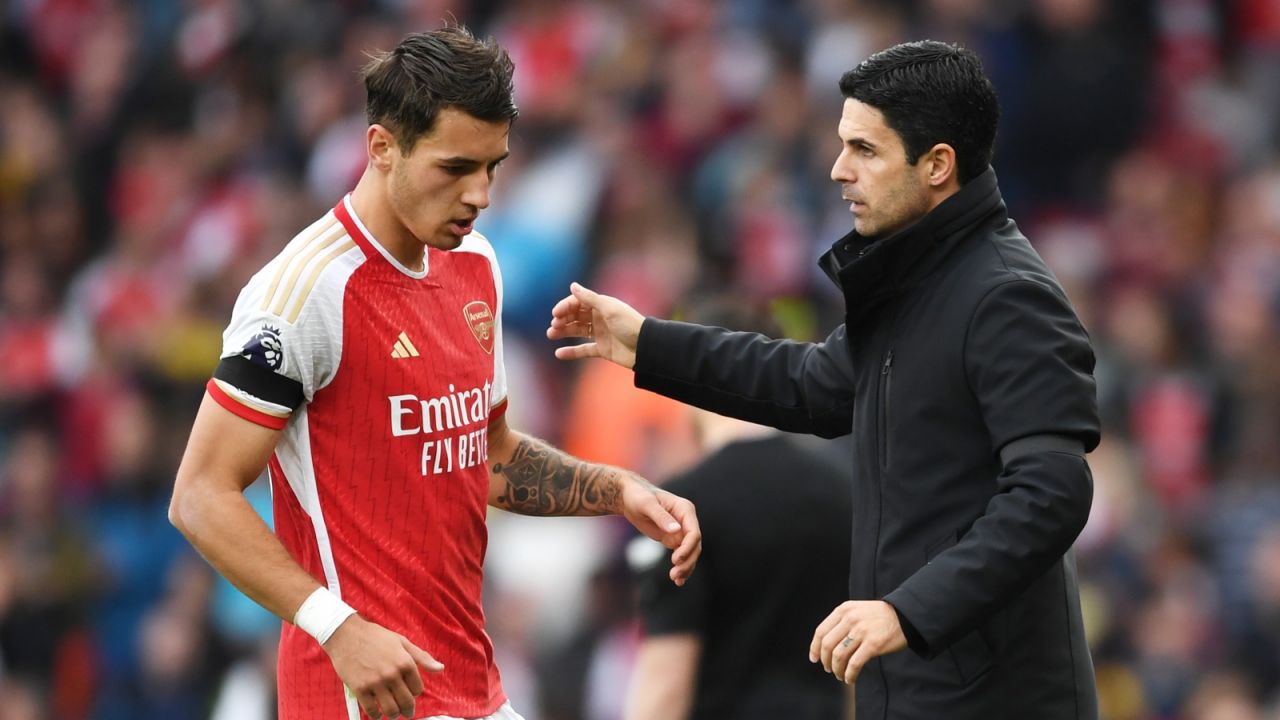Jakub Kiwior i Mikel Arteta (fot. Getty).