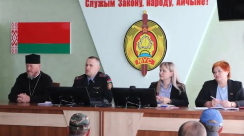 Сустрэча чыноўнікаў, міліцыянтаў і святара з беспрацоўнымі. Фота: «Зара над Нёманам»