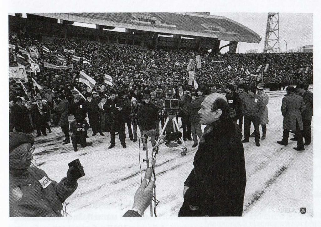Мітынг на стадыёне «Дынама», 19 лютага 1989 г. Выступае лідар БНФ Зянон Пазняк. (Крыніца: «Бел-чырвона-белы. Сцяг. Нацыя. Ідэнтычнасць»)