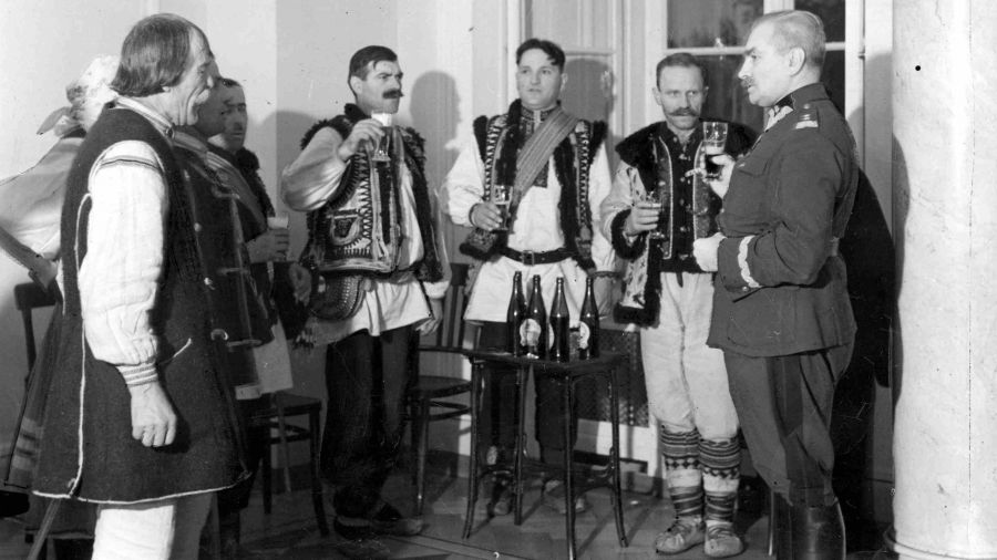 Rok 1936. Górale z Podkarpacia w czasie wycieczki do Warszawy odwiedzają premiera Felicjana Sławoja Składkowskiego. Fot. NAC/IKC