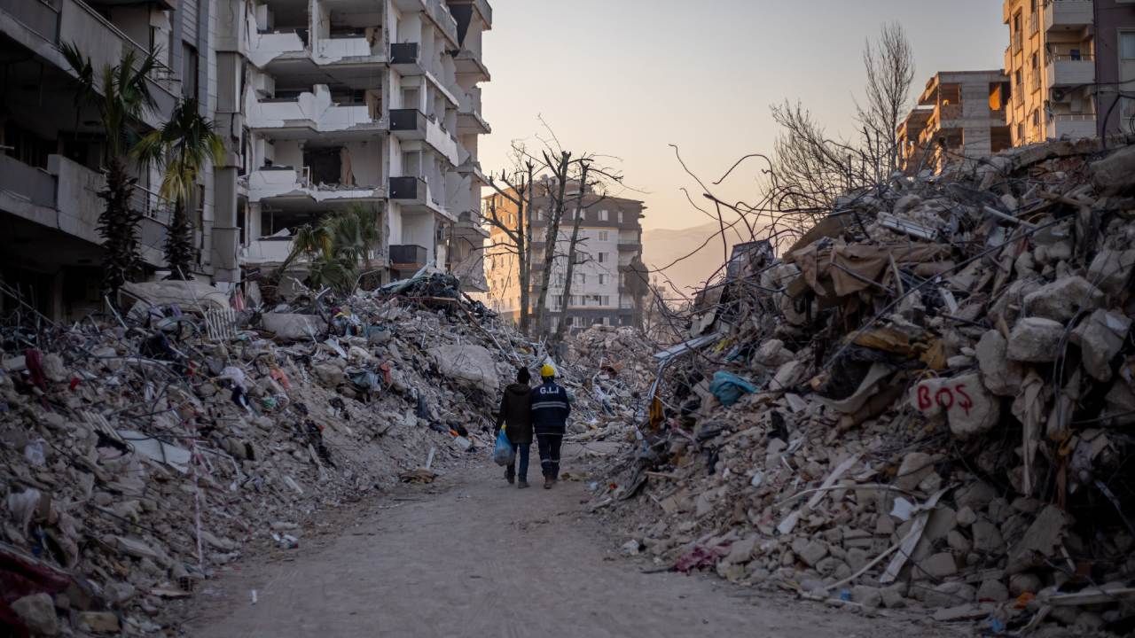 Trzęsienie ziemi to kolejny dramat Syrii (fot. PAP/EPA/MARTIN DIVISEK) Trzęsienie ziemi to kolejny dramat Syrii (fot. PAP/EPA/MARTIN DIVISEK)