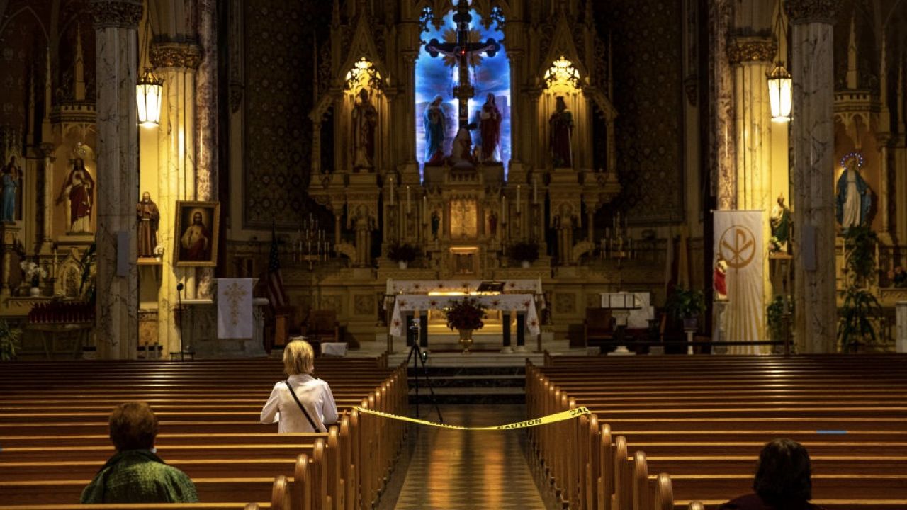 Coraz więcej katolików ulega manierze samodestrukcji, czyli działaniu przeciwko sobie (fot. Robert Nickelsberg/Getty Images)