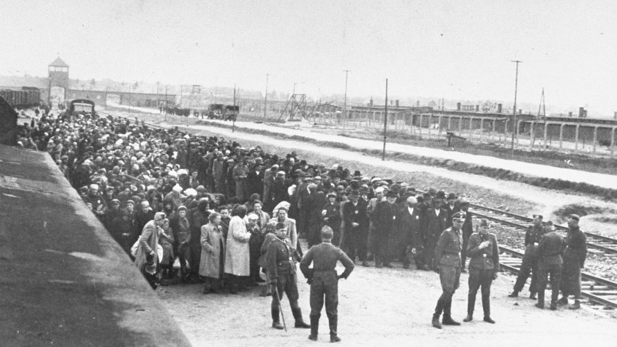 Żydzi z Zakarpacia na rampie selekcyjnej w Auschwitz (fot. wikimedia.org/domena publiczna)
