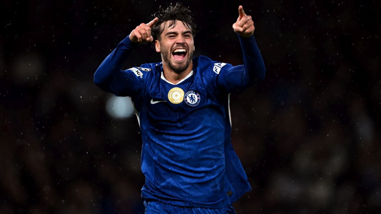 Piłkarz Chelsea cieszy się po zdobyciu bramki w meczu Ligi Mistrzów przeciwko Ajaxowi Amsterdam, unosi ręce w geście triumfu.